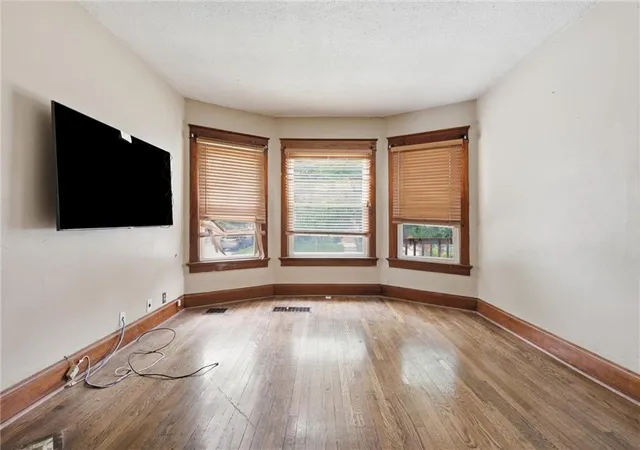 4th image of 1321 W 40Th St, Kansas City, MO 64111 | MLS# 2627999