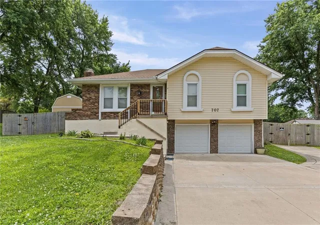 Photo 1 of Sale Pending at 707 Ne 115th Terrace, Kansas City, MO 64155 | MLS# 2628003 | Listing updated on 2026-09-15