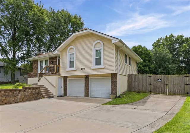 Photo 2 of Sale Pending at 707 Ne 115th Terrace, Kansas City, MO 64155 | MLS# 2628003 | Listing updated on 2026-09-15