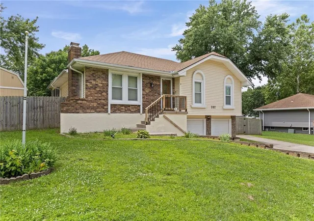 Photo 3 of Sale Pending at 707 Ne 115th Terrace, Kansas City, MO 64155 | MLS# 2628003 | Listing updated on 2026-09-15