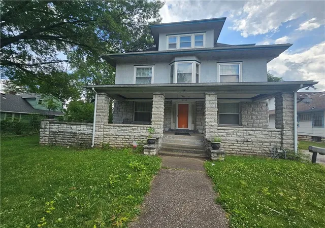 2nd image of 2211 E 69th St, Kansas City, MO 64132 | MLS# 2628007