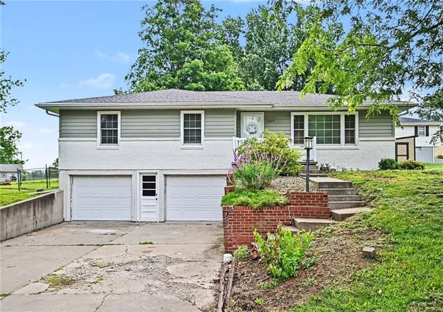 1st image of 1207 Safari Dr, Saint Joseph, MO 64506 | MLS# 2628018