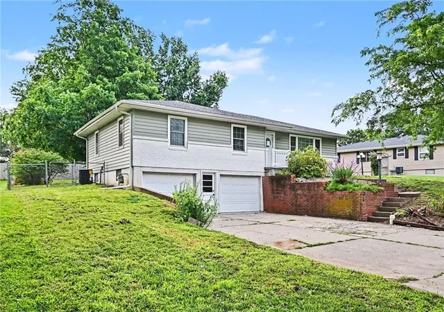 2nd image of 1207 Safari Dr, Saint Joseph, MO 64506 | MLS# 2628018