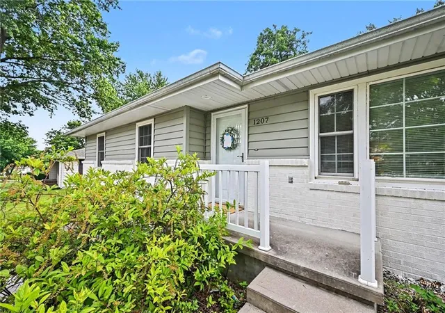 3rd image of 1207 Safari Dr, Saint Joseph, MO 64506 | MLS# 2628018