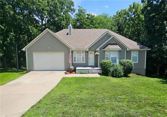 Homes for sale in Pleasant Hill, MO | 302 Canyon Dr, Pleasant Hill, MO 64080 | MLS# 2628029