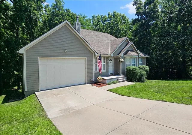 Homes for sale in Pleasant Hill, MO | 302 Canyon Dr, Pleasant Hill, MO 64080 | MLS# 2628029