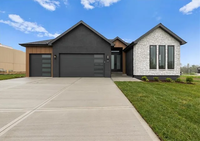 1st image of 2120 Sw Wheatfield Dr, Lees Summit, MO 64082 | MLS# 2628030