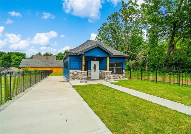 2nd image of 3758 Woodland Ave, Kansas City, MO 64109 | MLS# 2628036