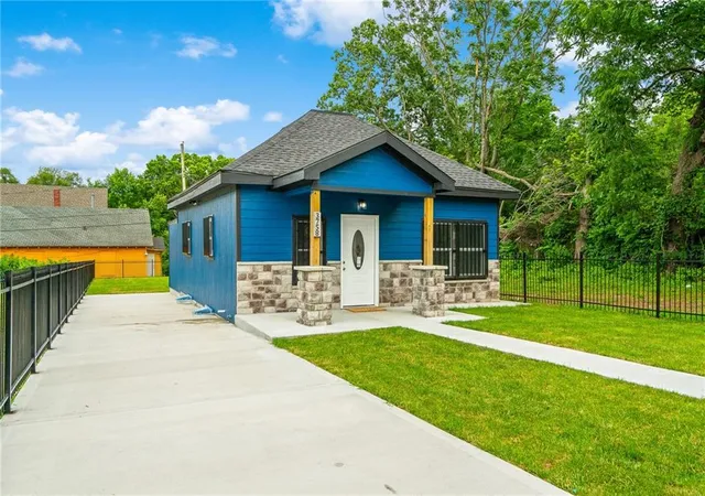 3rd image of 3758 Woodland Ave, Kansas City, MO 64109 | MLS# 2628036