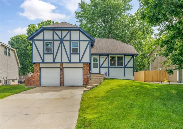 1st image of 14813 S Wyandotte Dr, Olathe, KS 66062 | MLS# 2628049