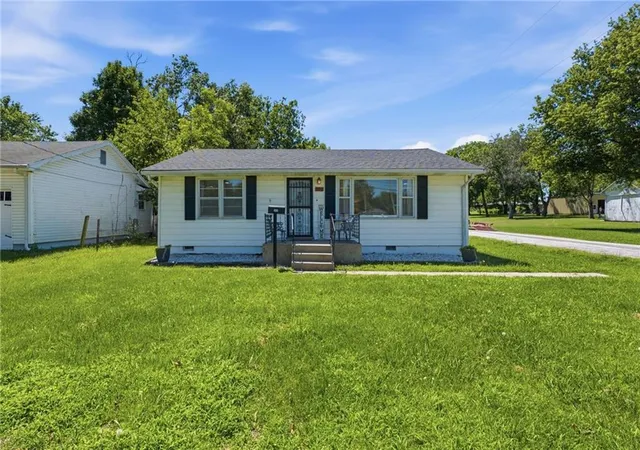 1st image of 300 S High St, Butler, MO 64730 | MLS# 2628060