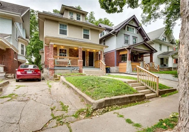 Homes for sale in Kansas City, MO | 831 W 39th Ter, Kansas City, MO 64111 | MLS# 2628072