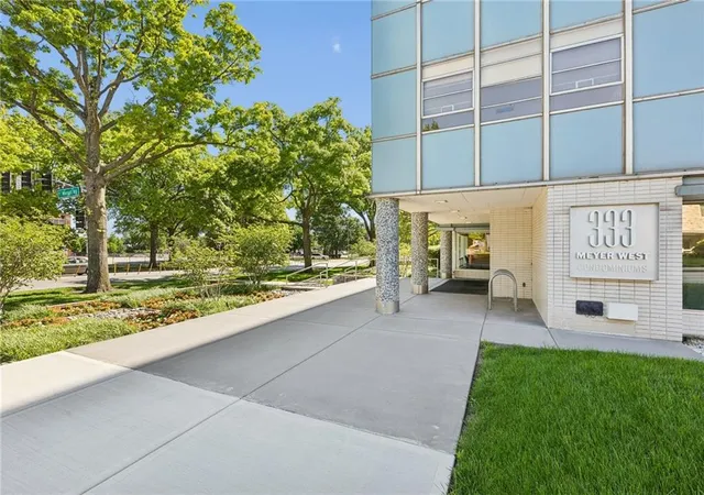 2nd image of 333 W Meyer Blvd, Kansas, MO 64113