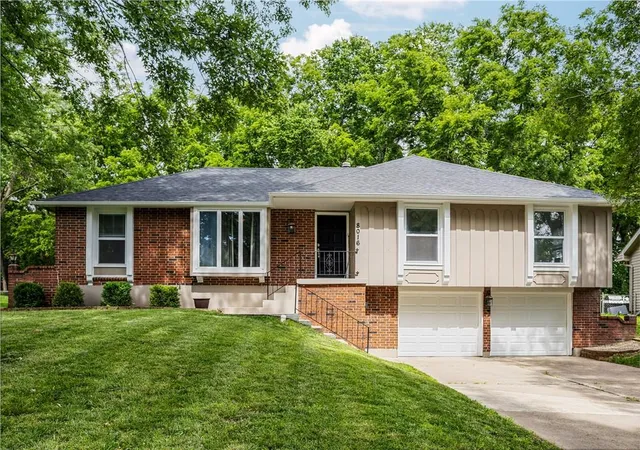 Homes for sale in Grandview, MO | 8016 Sunset Cir, Grandview, MO 64030 | MLS# 2628094