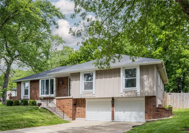 Homes for sale in Grandview, MO | 8016 Sunset Cir, Grandview, MO 64030 | MLS# 2628094