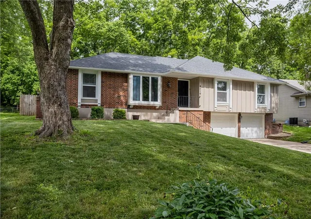 Homes for sale in Grandview, MO | 8016 Sunset Cir, Grandview, MO 64030 | MLS# 2628094