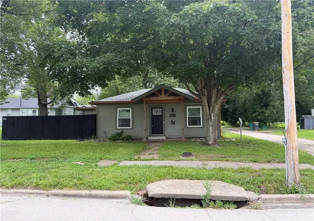 Homes for sale in Osawatomie, KS | 807 4th St, Osawatomie, KS 66064 | MLS# 2628098