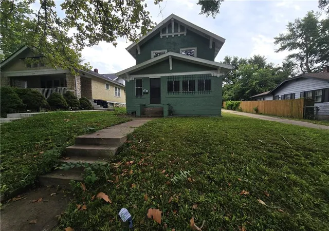 1st image of 327 S Kensington Ave, Kansas City, MO 64124 | MLS# 2628102