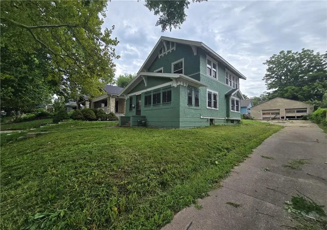 2nd image of 327 S Kensington Ave, Kansas City, MO 64124 | MLS# 2628102