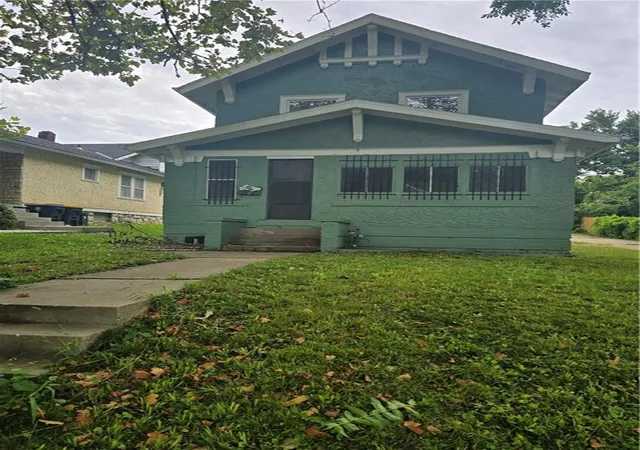 3rd image of 327 S Kensington Ave, Kansas City, MO 64124 | MLS# 2628102