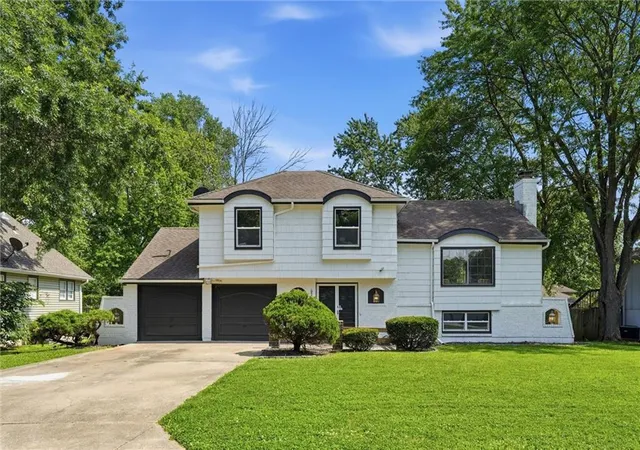 Homes for sale in Grandview, MO | 6901 E 127th Ter, Grandview, MO 64030 | MLS# 2628116