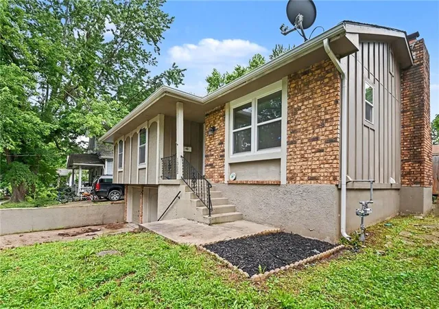 Photo 2 of Sale Pending at 1322 S Hocker Ave, Independence, MO 64055 | MLS# 2628125 | Listing updated on 2026-08-24
