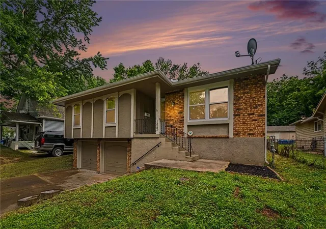 Photo 3 of Sale Pending at 1322 S Hocker Ave, Independence, MO 64055 | MLS# 2628125 | Listing updated on 2026-08-24