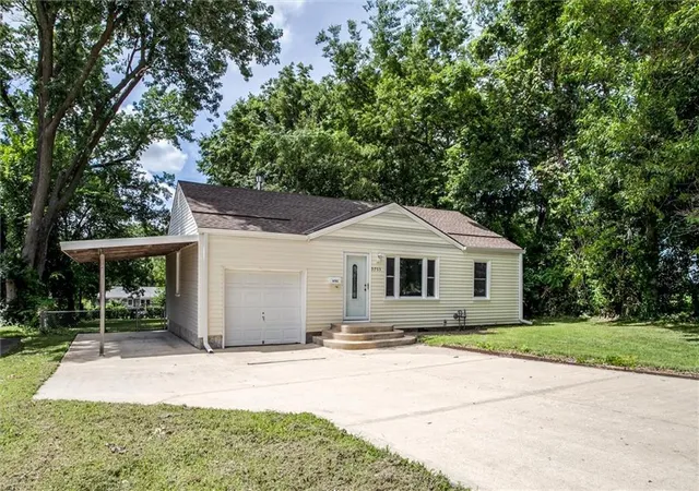 Homes for sale in Raytown, MO | 9705 E 66 St, Raytown, MO 64133 | MLS# 2628129