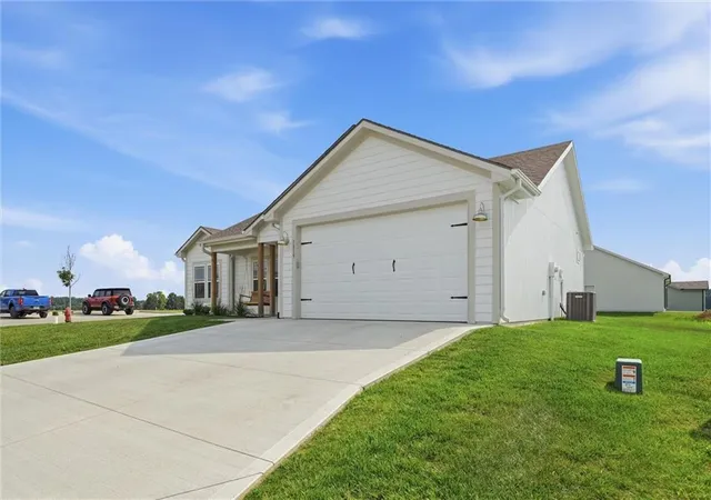 2nd image of 1315 Ne Redwood Ct, Oak Grove, MO 64075 | MLS# 2628144