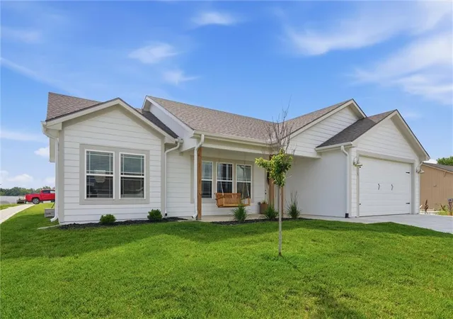 3rd image of 1315 Ne Redwood Ct, Oak Grove, MO 64075 | MLS# 2628144