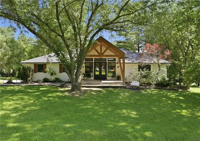Homes for sale in Basehor, KS | 13901 Leavenworth Rd, Basehor, KS 66007 | MLS# 2628160