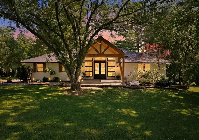 Homes for sale in Basehor, KS | 13901 Leavenworth Rd, Basehor, KS 66007 | MLS# 2628160