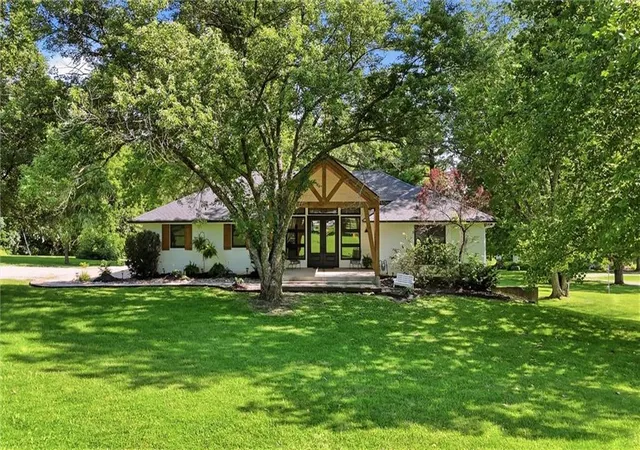 Homes for sale in Basehor, KS | 13901 Leavenworth Rd, Basehor, KS 66007 | MLS# 2628160
