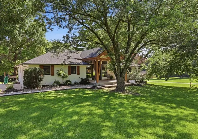 Homes for sale in Basehor, KS | 13901 Leavenworth Rd, Basehor, KS 66007 | MLS# 2628160
