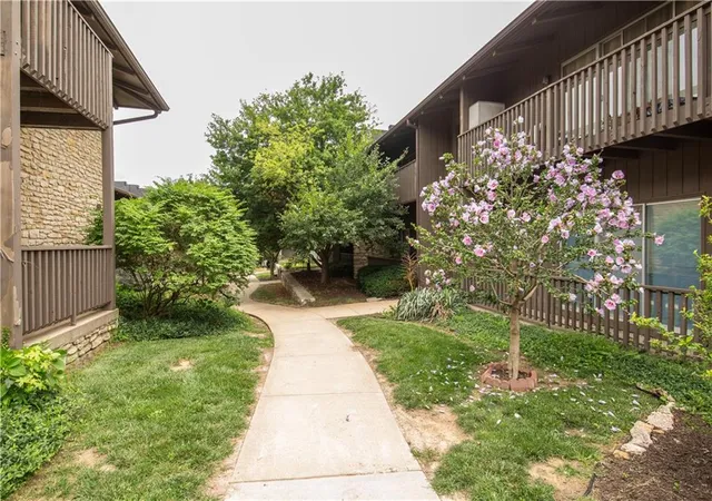 2nd image of 425 W 104th St #D, Kansas City, MO 64114 | MLS# 2628169