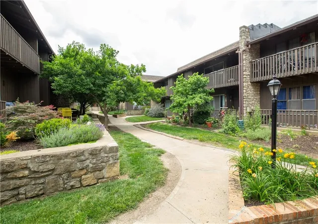 3rd image of 425 W 104Th St #D, Kansas City, MO 64114 | MLS# 2628169