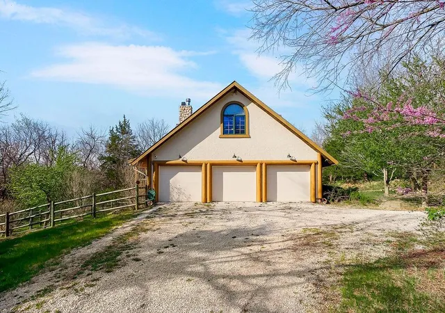 4th image of 14850 Oak Valley Dr, Gardner, KS 66030 | MLS# 2628175