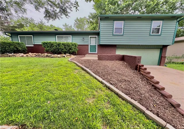 Homes for sale in Lawrence, KS | 1607 W 28 Ter, Lawrence, KS 66046 | MLS# 2628205