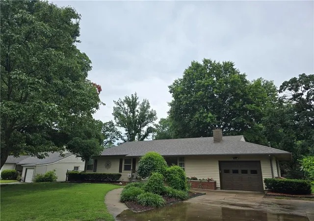 Homes for sale in Fort Scott, KS | 620 Lakin Dr, Fort Scott, KS 66701 | MLS# 2628212