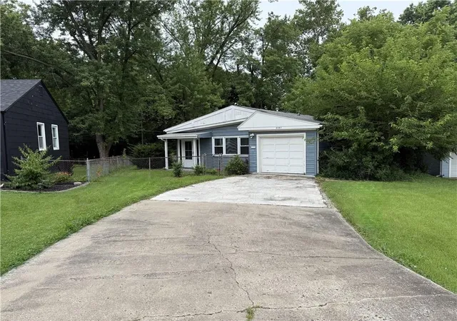 Homes for sale in Gladstone, MO | 2407 Ne 57th Ter, Gladstone, MO 64118 | MLS# 2628213