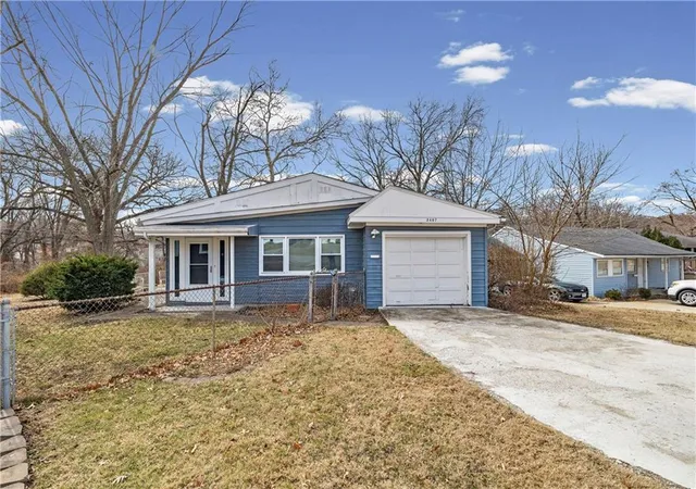 Homes for sale in Gladstone, MO | 2407 Ne 57th Ter, Gladstone, MO 64118 | MLS# 2628213