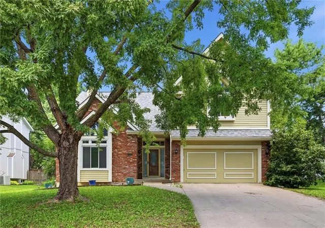 Photo 1 of Single family home for sale at 8260 N Woodland Ave, Kansas City, MO 64118 | MLS# 2628217 | Listing updated on 2026-08-23