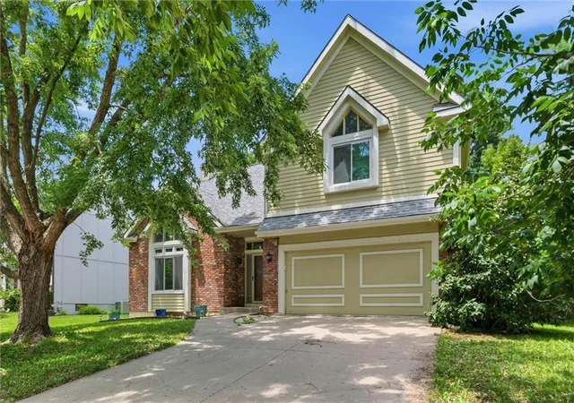 Photo 2 of Single family home for sale at 8260 N Woodland Ave, Kansas City, MO 64118 | MLS# 2628217 | Listing updated on 2026-08-23