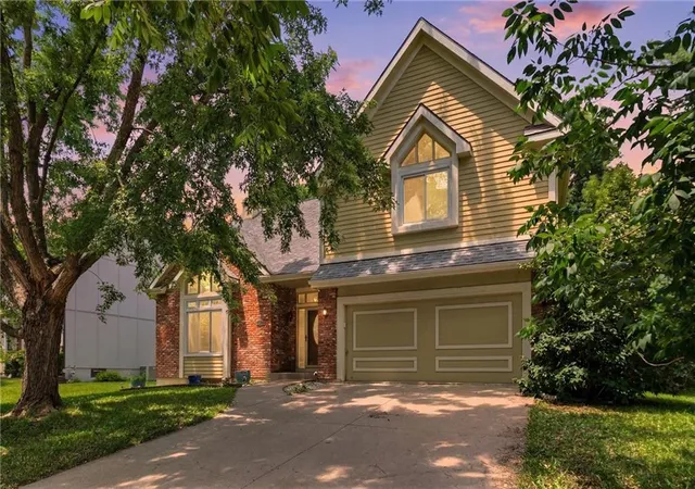 Photo 3 of Single family home for sale at 8260 N Woodland Ave, Kansas City, MO 64118 | MLS# 2628217 | Listing updated on 2026-08-23