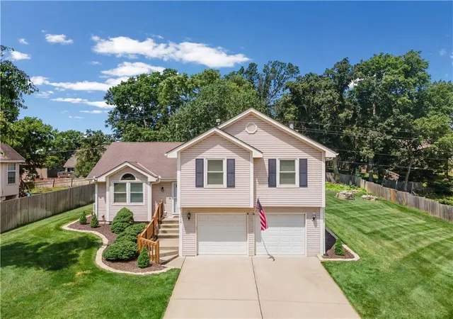 1st image of 3212 Bryn Mawr Dr, Independence, MO 64057 | MLS# 2628224