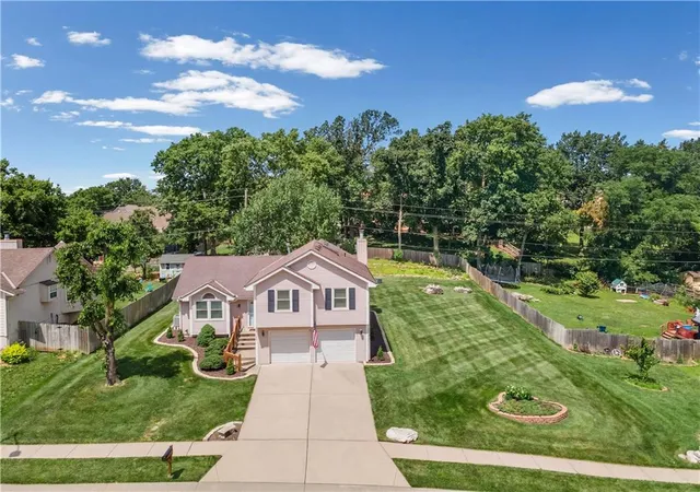 3rd image of 3212 Bryn Mawr Dr, Independence, MO 64057 | MLS# 2628224