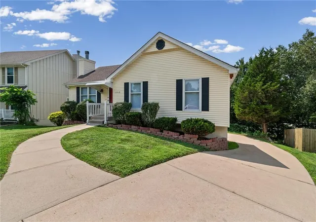 Photo 3 of Sale Pending at 7218 N Pennsylvania Ave, Kansas City, MO 64118 | MLS# 2628229 | Listing updated on 2026-09-02