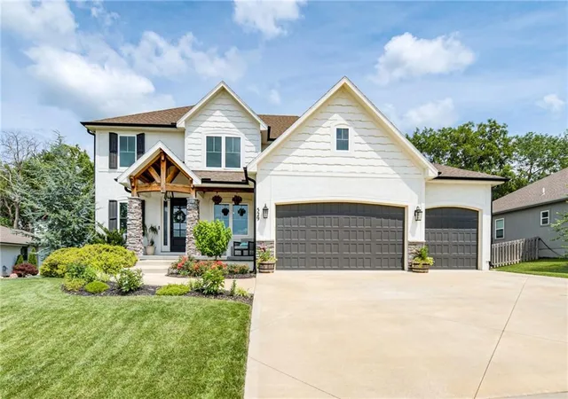 2nd image of 529 Ne Legacy View Dr, Lees Summit, MO 64086 | MLS# 2628232