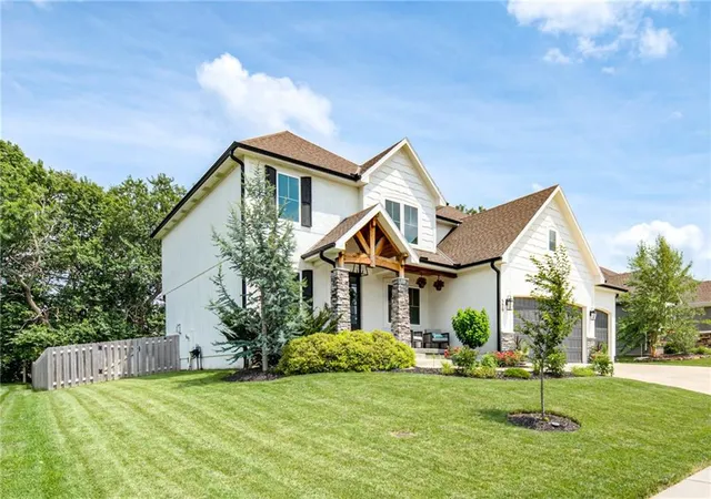 3rd image of 529 Ne Legacy View Dr, Lees Summit, MO 64086 | MLS# 2628232