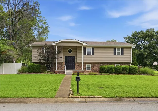 Homes for sale in Pittsburg, KS | 1009 Twin Lakes Dr, Pittsburg, KS 66762 | MLS# 2628245